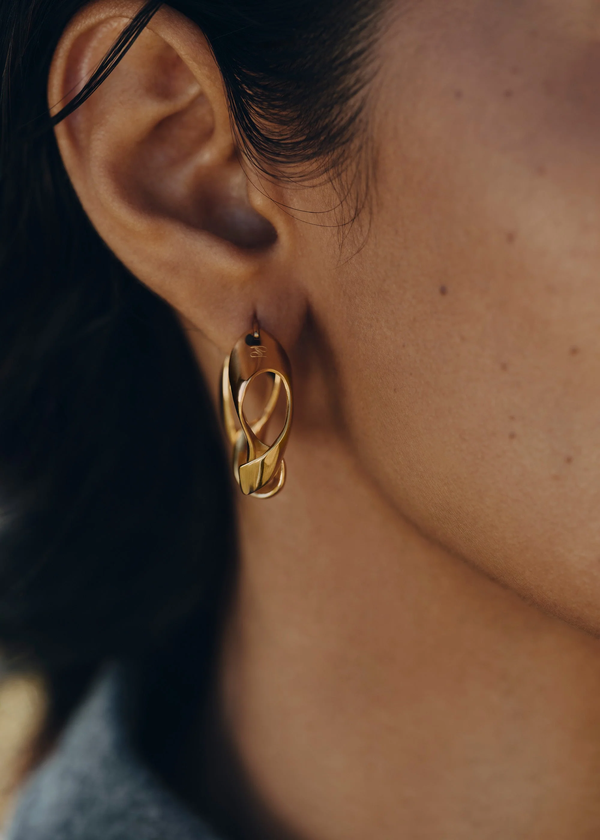 Éole Wavy Hoop Earrings - 24 carat gold-gilded edition - Image 2