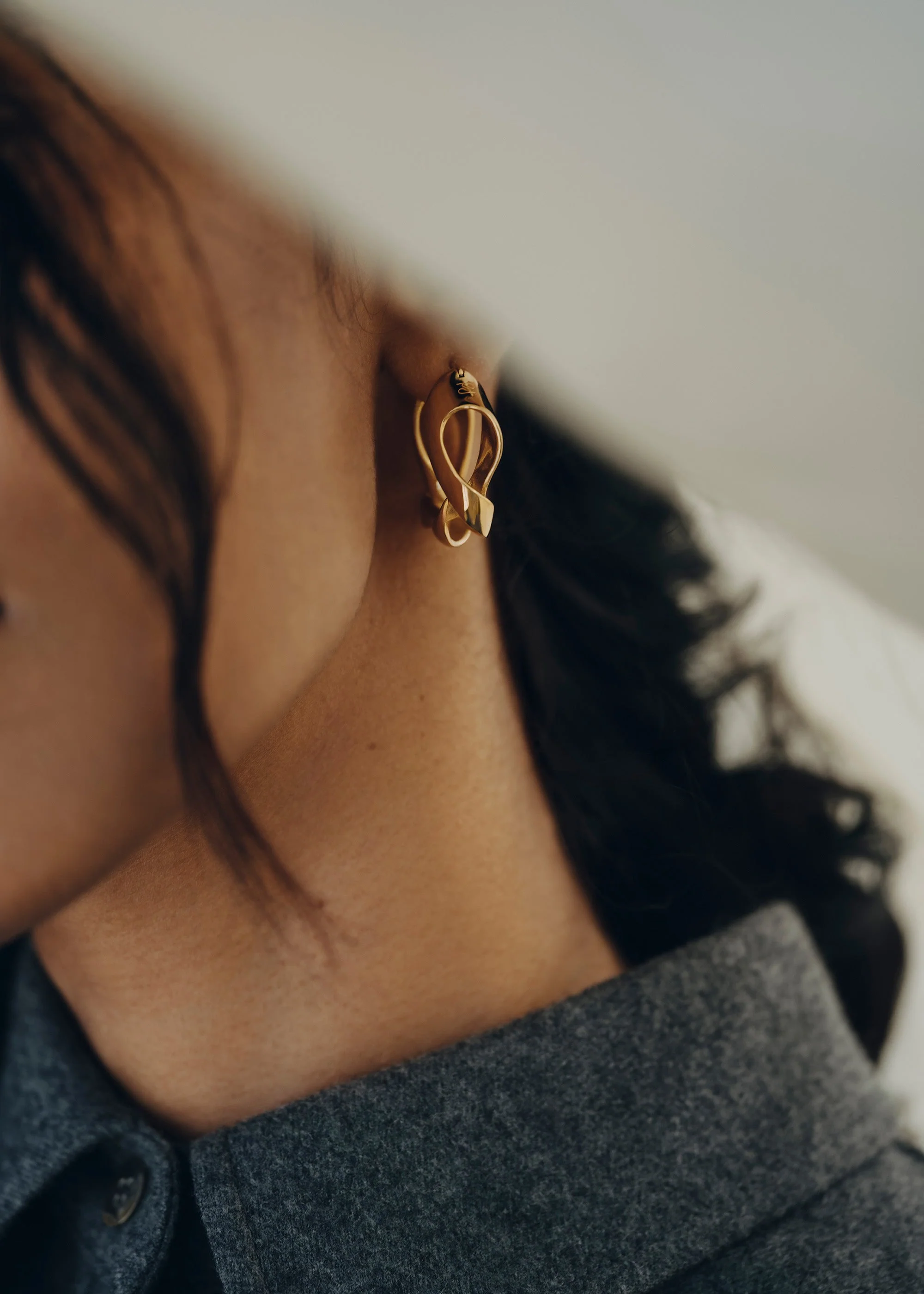 Éole Wavy Hoop Earrings - 24 carat gold-gilded edition - Image 4