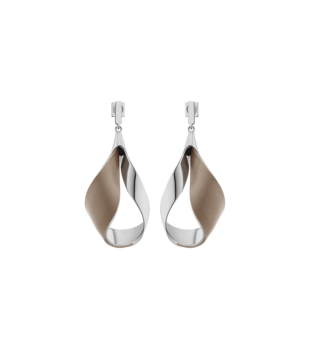 Ormé Pendant Earrings - Silver in rhodium with Taupe Leather